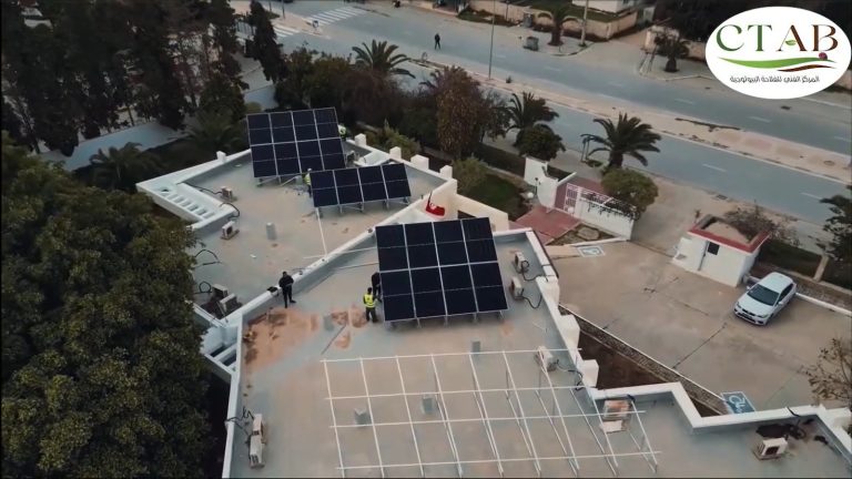 Installation de panneaux solaires sur le toit du Centre Technique de l’Agriculture Biologique à Chott Mariem